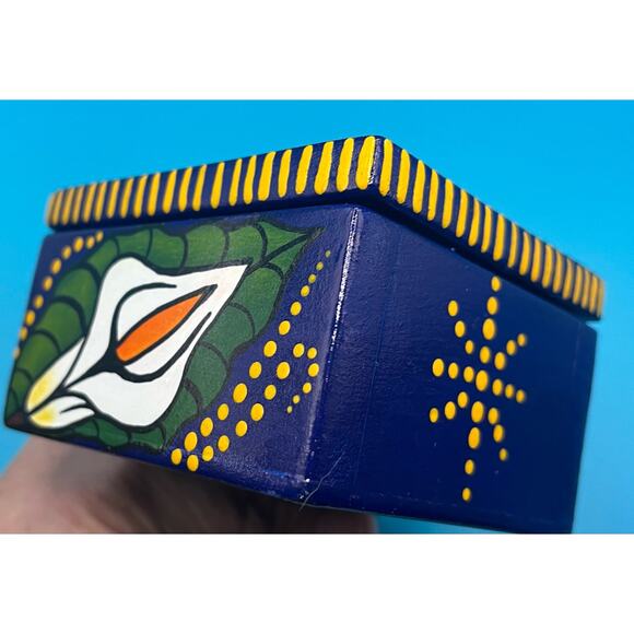 Calla Lily Hand painted Wooden Box from Venezuela Signed by Artist - Picture 3 of 6
